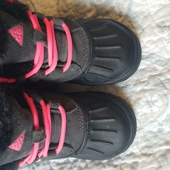 EUC Nike Woodside Chukka fur lined toddler boots - Picture 6 of 6